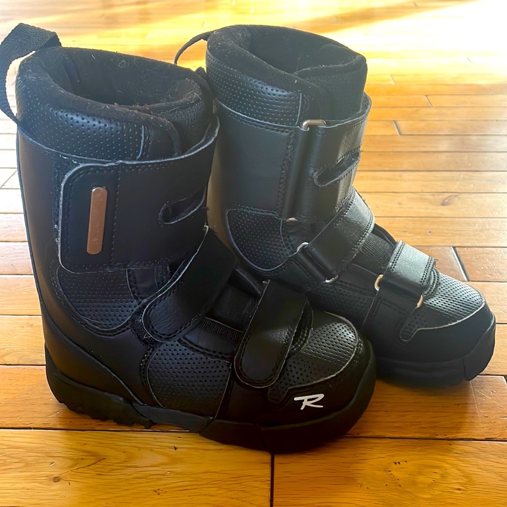 Little kid snowboard boots. Velcro closure. Size 13k